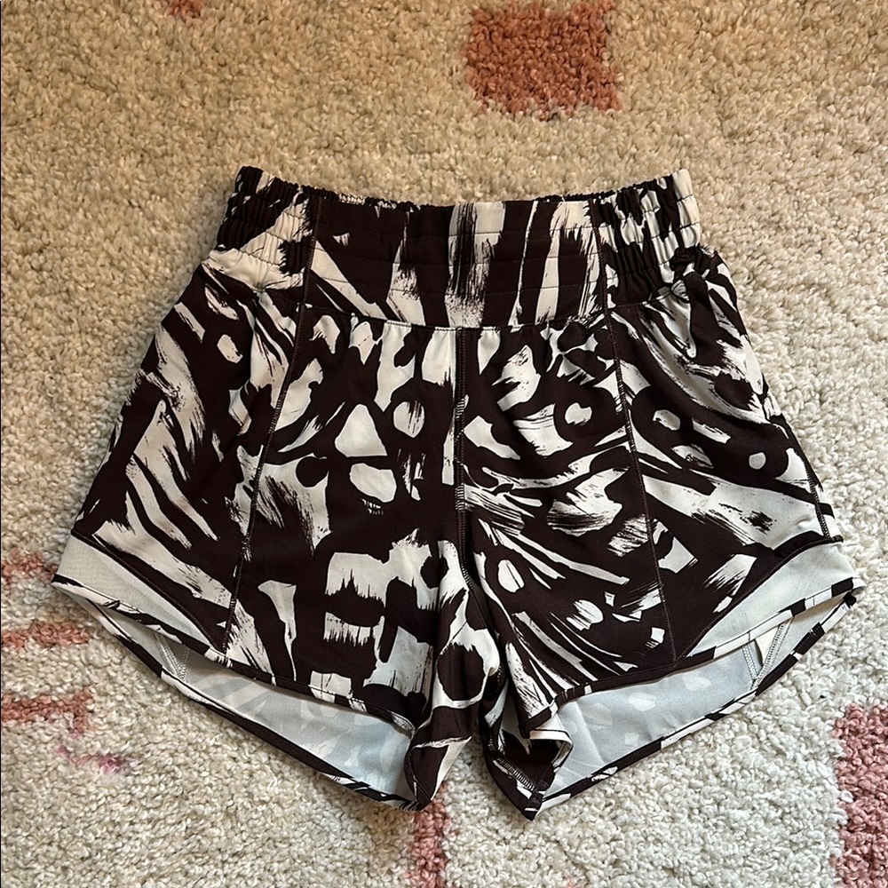 Lululemon Hotty Hot High-rise Short 4”. Size 2. Color: Brown and Cream.